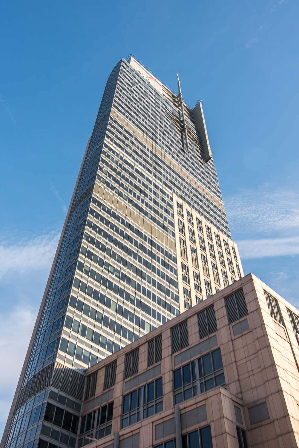 Zdjęcie architektury budynku Warsaw Trade Tower